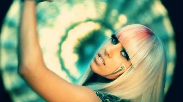 Кой и защо повърна върху Лейди Гага
