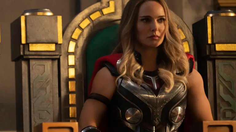 The Might Thor (Джейн Фостър)
Играе я: Натали Портман (“Черният лебед”)
Появи се в: филма “Тор” просто като Джейн, в “Тор: Любов и гръмотевици” като Тор
Спокойно, Крис Хемсуърт все още играе богът на гръмотевиците Тор. Персонажът обаче ще се сдобие с нова версия на екран - неговата бивша възлюбена, физикът д-р Джейн Фостър, очевидно ще се окаже достойна да вдигне чука Мьолнир, а както гласи легендата, който е достоен за това, получава силата на Тор. Ето защо Джейн е “Могъщият Тор” в предстоящия четвърти самостоятелен филм за героите от Асгард. 
Това не е холивудска приумица - Джейн и в комиксите поема ролята и силите на Тор в един момент, но там е замесено и опасно заболяване. Не е ясно дали “Тор: Любов и гръмотевици” ще представи същата история или може би ще се възползва от концепцията за мултивселената и “Могъщата Тор” Джейн ще е просто от друга вселена.