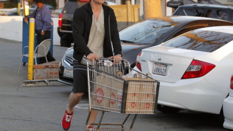 И все пак, Крис Хемсуърт е просто човек. Щом подобно на останалите простосмъртни също пазарува