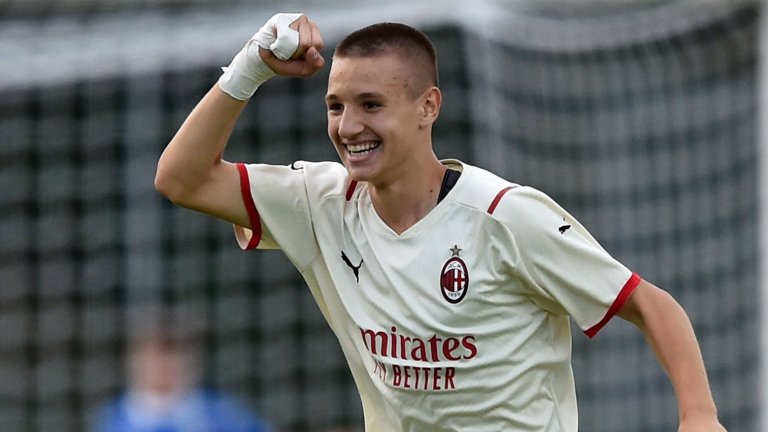 14-годишният стрелец на Милан със зашеметяващите 483 гола, или по 5.5 средно на мач (видео)