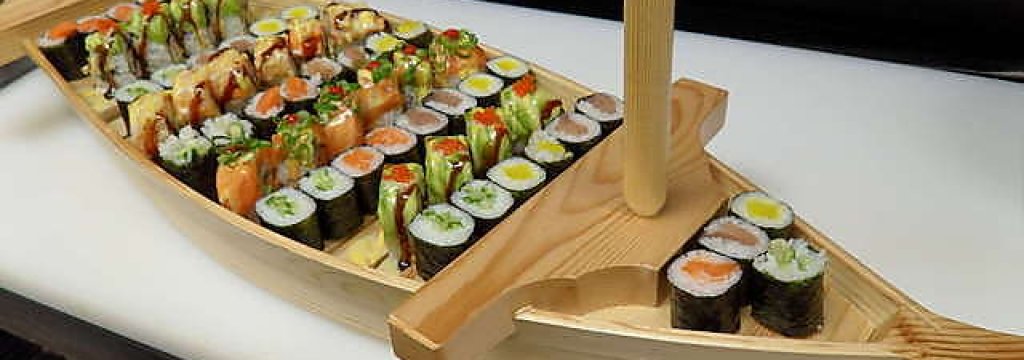 3. Суши
Като оставим настрана факта, че суровата риба и шотовете водка просто не са добра комбинация, тоновете соев сос, в които топите сушито си, също не е добра идея. Сол = дехидратация. А дехидратация + алкохол = най-ужасния махмурлук в жив