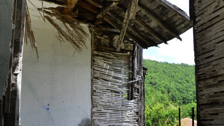 От някогашния опит за реставрация на къщата са останали само една бетонна плоча и няколко стърчащи арматурни железа.