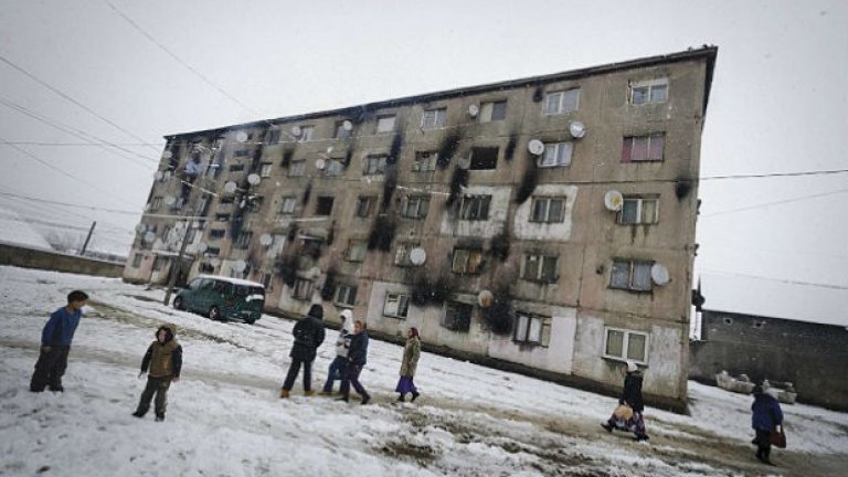 Твърди се, че парите на данъкоплатците ще се инвестират в строеж на нови, новички социални жилища за роми. Жилищните комплекси ще ги поддържа пак данъкоплатецът, докато той самият тъне в бедност и мизерия.