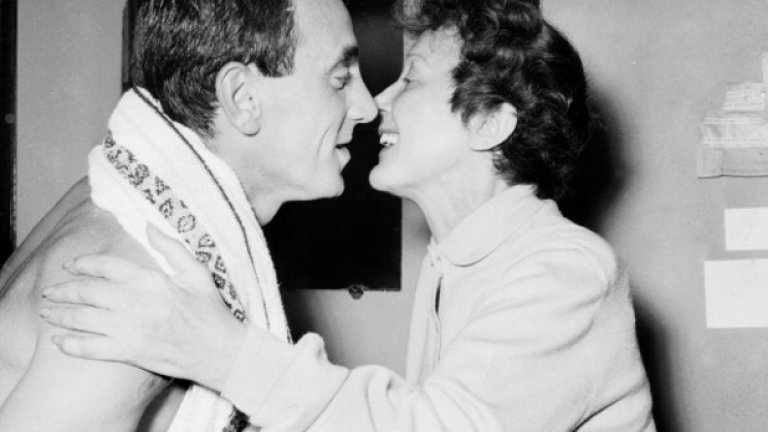 Кралицата на френския шансон и кабаретна суперзвезда Едит Пиаф кара Азнавур да си направи пластична операция на носа преди 50 години