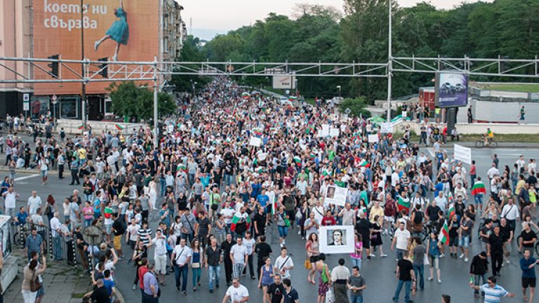 По различни оценки между 10 000 и 30 000 души протестираха вчера в София