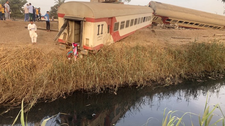 Тежка влакова катастрофа в Египет, близо 100 са ранени