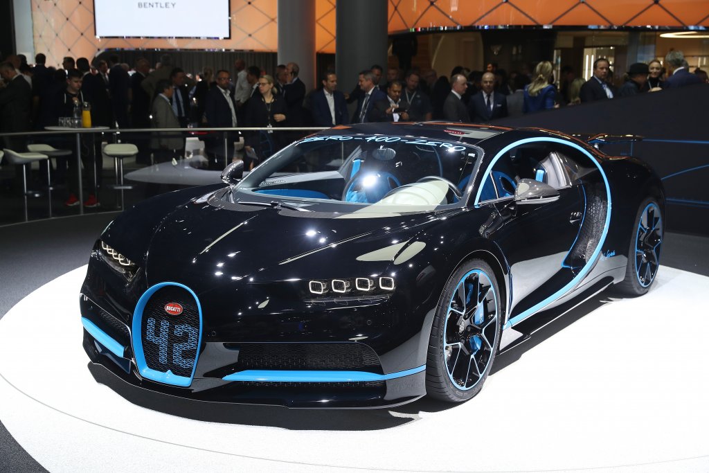 Bugatti Chiron Pur SportChiron е високоскоростен звяр и без специални модификации, но въпреки това Bugatti предлагат и варианта Pur Sport. Тази версия на колата има 1500 конски сили и ускорение от 0 до 100 км/ч за 2,3 секунди. Предната решетка с форма на подкова не е случайна – тя е предвидена да осигурява максимално добро охлаждане.