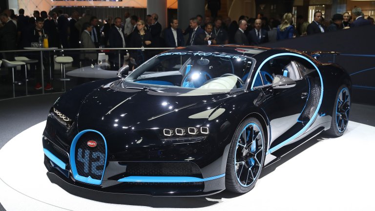 Bugatti Chiron Pur SportChiron е високоскоростен звяр и без специални модификации, но въпреки това Bugatti предлагат и варианта Pur Sport. Тази версия на колата има 1500 конски сили и ускорение от 0 до 100 км/ч за 2,3 секунди. Предната решетка с форма на подкова не е случайна – тя е предвидена да осигурява максимално добро охлаждане.