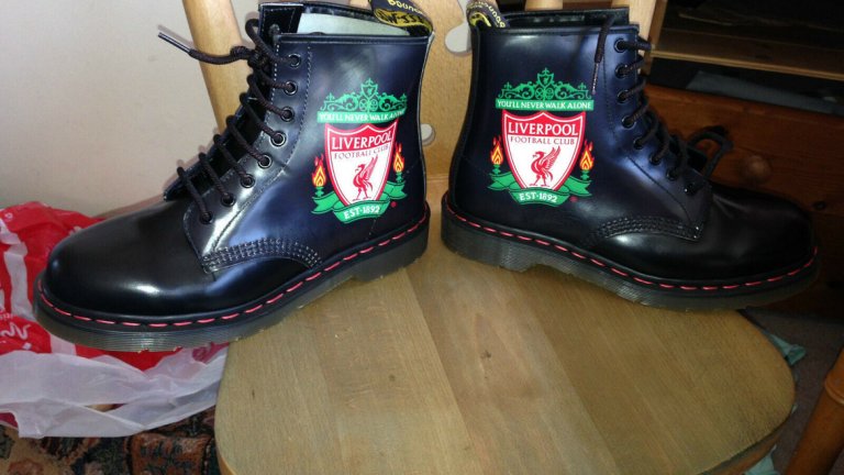 Този чифт бе продаден в eBay за 500 паунда.