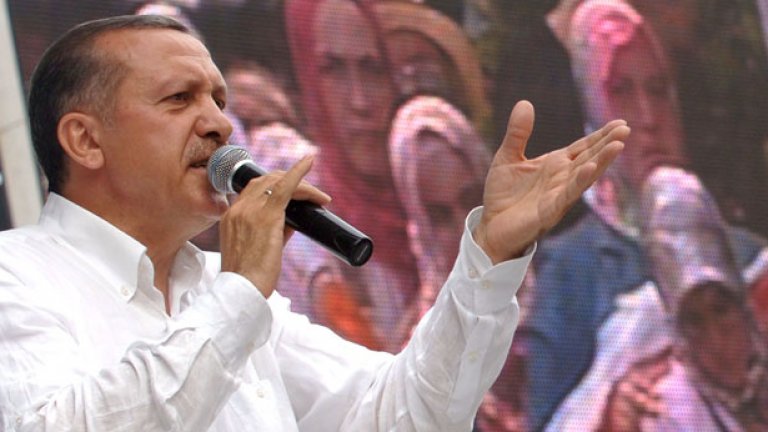 Реджеп Тайип Ердоган е сочен отново за фаворит на турските избиратели.