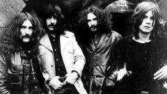 В галерията хвърляме един поглед към големите албуми, записани за по-малко от 7 дни. Едва ли е случайно, че повечето от тях са дебютни издания на банди, устремили се към величие:Black Sabbath - Black Sabbath

Легендите, изобретили целия метъл жанр, днес не се нуждаят от представяне. Но през 1969 г. те били просто четирима аутсайдери от Бирмингам, които нямали пари да запазят студио за повече от два дни. Затова се налагало вторият ден да бъде посветен изцяло на миксирането на материала, а всички песни да бъдат изсвирени и записани през първия. Така и станало. 

Доста от песните в този епохален дебютен албум са записани от първия опит, с минимални добавени по-късно инструменти. Предвид колко влиятелен се оказва албумът и какъв музикален взрив предизвиква в световен план, е трудно за вярване при какви условия е бил записван.