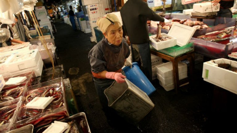 В момента основната част от нископлатените, нестабилни работни места с ниска социална защита в Япония са заети от жени