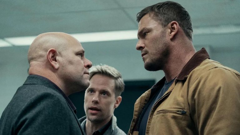 Ричсън (вдясно) става дори по-едър и мускулест за втория сезон на Reacher.