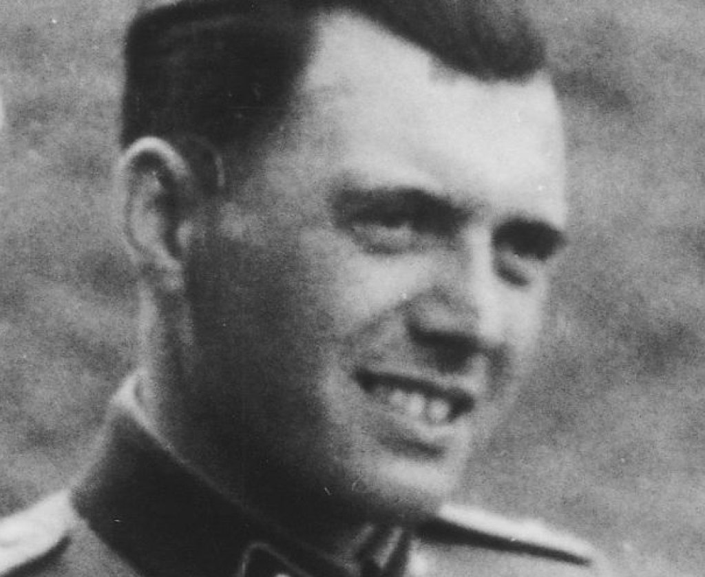 Josef_Mengele,_Auschwitz._Album_Höcker_(cropped)