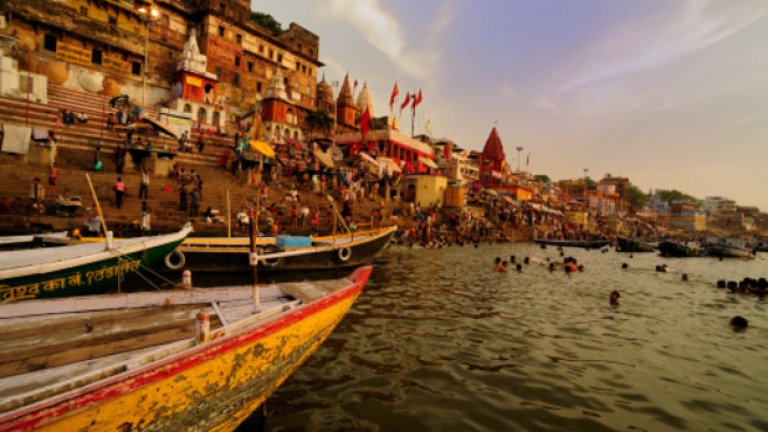 Варанаси е един от най-древните градове в Индия, основан през 1000 година пр.н.е. Намира се на западния бряг на Ганг и е важен свещен град както за хиндуистите, така и за будистите. Според легендата, градът е основан от бог Шива още през  5000 година пр. н.е.