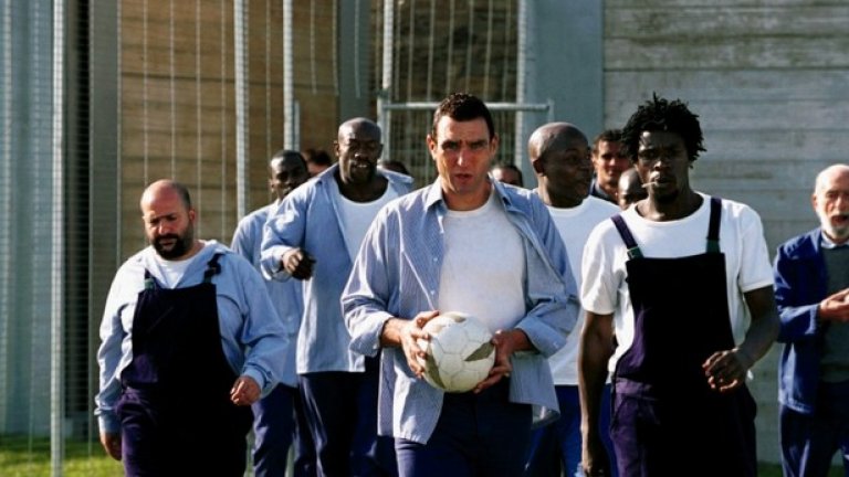 10. Гаднярът/Mean Machine (Barry Skolnick, 2001)

Вини Джоунс е в ролята на футболна суперзвезда, която има всичко - много пари, бързи коли и гадже супермодел. Но нищо хубаво не е вечно и всеобщият любимец влиза в затвора. Зад решетките е организиран футболен мач - надзиратели срещу затворници и Дани (героят на Вини Джоунс) е единственият, който може да превърне шайка закоравели престъпници в истински печеливш отбор. 

Ако загуби, яростта на затворниците ще го помете. Ако спечели, предсрочното освобождаване се превръща в химера. Но едно е сигурно - ще бъде дяволски добър мач!
