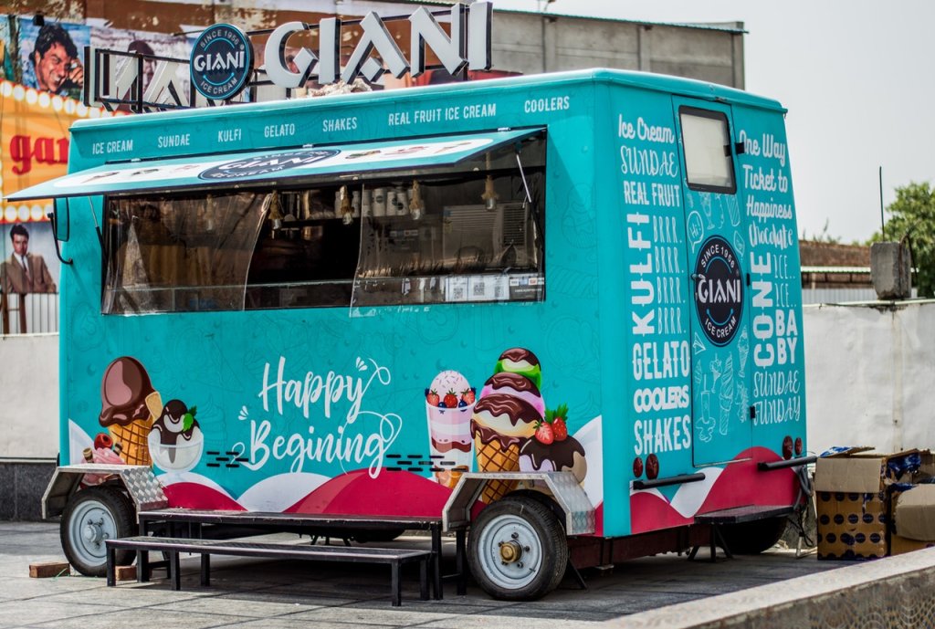 blue-and-pink-food-truck-2518078