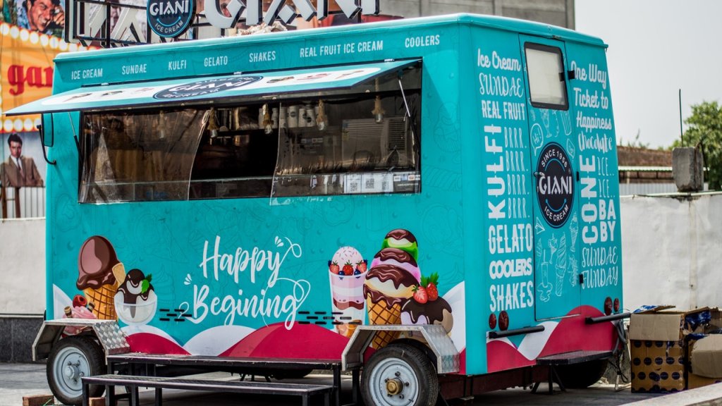 blue-and-pink-food-truck-2518078