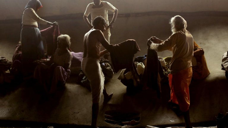 Цветна лудост: Свещеното ритуално къпане в река Ганг в кадри