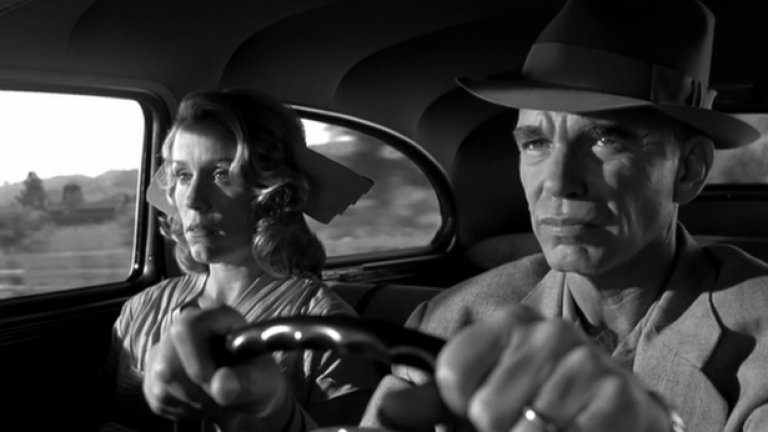"The Man Who Wasn't There"
Безумно красив и меланхоличен noir шедьовър от братята Джоел и Итън Коен. Това е най-недооценения филм на гениалните сценаристи и режисьори. Били Боб Торнтън прави ролята на живота си като интровертен американски бръснар през 40-те години на миналия век. Филмът играе с жанрови кодове и стилове и силно напомня на екзистенциалния литературен диамант на Албер Камю "Чужденецът". Черно-бялата визия е болезнено прелестна - безнадеждността никога не е изглеждала толкова красиво.