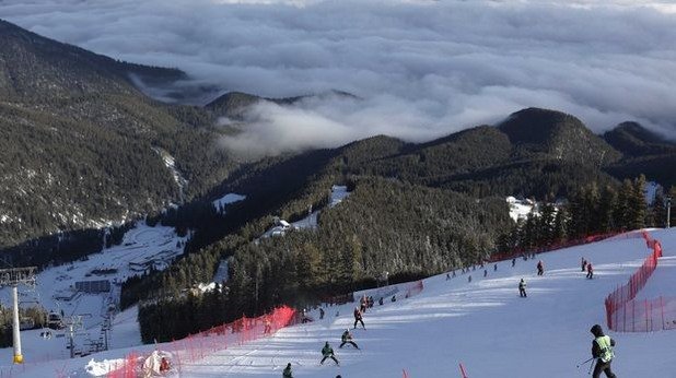 6. Банско, България

Престижният ски курорт на България разполага с всичко, от което се нуждаете за една забавна и сравнително евтина (по европейските стандарти) ски почивка. Самите условия за ски са много добри. Има достатъчно писти за всеки - от начинаещи до по-напредналите, както и бързи лифтове до планината, за да можете да се възползвате максимално от времето си там, пише "Мирър" за Банско.

Цена на ски пропуск за 6 дни: около 238 евро на човек.

Най-добро време да се посети: Сезонът трае от средата на декември до към началото на март.