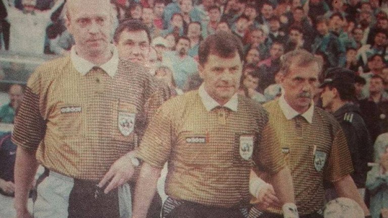 5. Вацлав Крондъл и куфарчето
България – Русия 1:0, 10 септември 1997 г. 
Цели 24 години България не е побеждавала нито Русия, нито преди това СССР. И тогава идва паметният мач, в който при победа националният ни отбор ще се класира на световното първенство във Франция `98. „Русия ни освободи на Девети септември, ние ще я освободим на Десети”, заявява преди двубоя Христо Стоичков с препратка към събитията от 1944 г.
Победата с 1:0 е подсигурена след страхотен гол с глава на Трифон Иванов в 56-ата минута. С трите точки тимът ни става недостижим на върха, а протоколният реванш на „Лужники” завършва 4:2 за „Сборная команда”. Но двубоят на „Васил Левски” и до днес е оспорван от руснаците. С пълно основание след гледане на видеозапис те твърдят, че чешкият съдия Вацлав Крондъл не им е дал цели три дузпи, коя от коя по-явни. Излизащият в Москва вестник „Спорт експрес” дори обявява арбитъра за „герой на мача”.  „Крондъл постави световен рекорд с три неотсъдени дузпи за Русия”, гласят протестите на ощетената страна. Но в коментарите се отбелязва и силната игра на българския отбор. 
Как така Вацлав Крондъл си слага главата в торбата? Години по-късно Христо Стоичков казва пред „Спорт Експрес”, че дори не си спомня отсъжданията на арбитъра и дали е помагал на България. Говори се обаче, че едно куфарче с 200 000 германски марки е сменило притежателя си в навечерието на двубоя… Дали е вярно, или не, едва ли някой може да каже със сигурност.