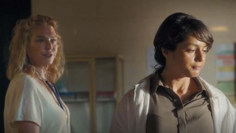The Good Karma Hospital, 2017 г.  
Този различен медицински сериал разказва историята на младата лекарка Руби Уокър (Амрита Ачария), която пристига в Индия, разочарована от живота и връзките си във Великобритания. Там я води обява за работа в местна болница, намираща се в крайбрежно градче в тропическа Южна Индия. С надеждата за нов стаж, слънце, свещени крави, палми и красиви плажове, тя открива друга реалност. Уокър среща трудности, както с живота в страната, така и с липсата на ресурси за всички пациенти, а отгоре на всичко стои и ексцентричната англичанка д-р Лидия Фонсека (Аманда Редман), която ръководи болницата. Това е рецепта за сблъсъци на характери и доста драматични моменти.