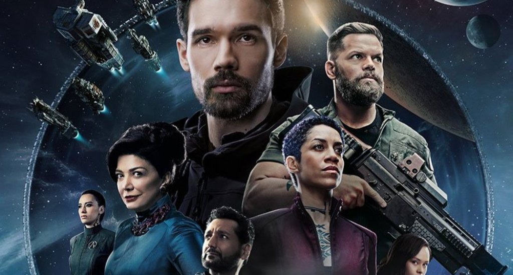 The Expanse
Когато става въпрос за космически одисеи и пътешествия, едно от най-добрите шоута в това отношение през последните години е The Expanse. Странен, на моменти дори леко труден за разбиране, сериалът става все по-интересен и по-дълбок с всеки изминал сезон. Самата история се развива в бъдещето - човечеството вече е излязло в Космоса и е успяло да колониализира Марс и по-отдалечените планети, като Марс дори са успели да обявят своята независимост, изграждайки свое силно военизирано общество. Междувременно във външните колонии оцеляването е трудно и хората се борят с постоянната жажда заради липсата на вода, докато групи в обществото се опитват да задействат сепаратистко движение. Земята пък вече има планетарно правителство, което (както може да се очаква) е раздирано от излишна бюрокрация. В тази среда един търговски космически кораб улавя странен сигнал за помощ, който ще промени цялата насока на света, застрашавайки самото съществуване на човешкия вид. Междувременно във външните колонии един детектив се опитва да разгадае мистериозното изчезване на дъщерята на един от големите бизнесмени в Слънчевата система.