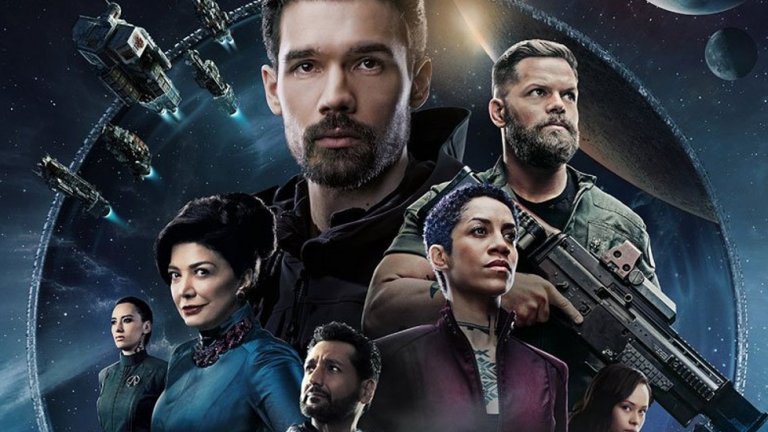 The Expanse
Когато става въпрос за космически одисеи и пътешествия, едно от най-добрите шоута в това отношение през последните години е The Expanse. Странен, на моменти дори леко труден за разбиране, сериалът става все по-интересен и по-дълбок с всеки изминал сезон. Самата история се развива в бъдещето - човечеството вече е излязло в Космоса и е успяло да колониализира Марс и по-отдалечените планети, като Марс дори са успели да обявят своята независимост, изграждайки свое силно военизирано общество. Междувременно във външните колонии оцеляването е трудно и хората се борят с постоянната жажда заради липсата на вода, докато групи в обществото се опитват да задействат сепаратистко движение. Земята пък вече има планетарно правителство, което (както може да се очаква) е раздирано от излишна бюрокрация. В тази среда един търговски космически кораб улавя странен сигнал за помощ, който ще промени цялата насока на света, застрашавайки самото съществуване на човешкия вид. Междувременно във външните колонии един детектив се опитва да разгадае мистериозното изчезване на дъщерята на един от големите бизнесмени в Слънчевата система.