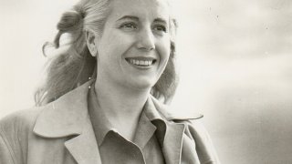 Въпреки че никога не заема държавна длъжност, Евита има огромна роля в оформянето на политическото движение на съпруга си