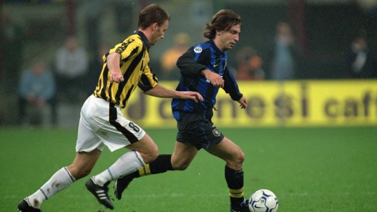 Андреа Пирло
По-вероятно е да си го представяте и спомняте с екипа на Милан или на Ювентус, но Професора прекара три сезона като играч на Интер в края на 90-те и началото на новия век. През 2001-ва той се присъедини към Милан, след като не успяваше да се пребори за мястото, което му се полагаше при "нерадзурите". Преди да бъде продаден на градския съперник, Андреа бе под наем в Реджина и Бреша.