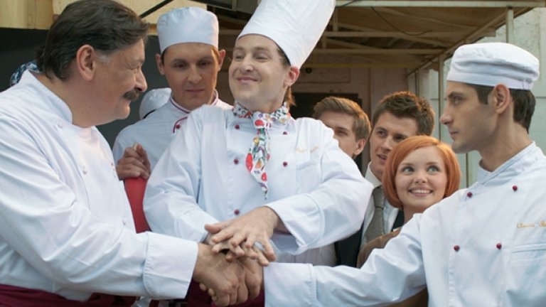 Всичките готвачи са наричани "инвалиди" от себичния главен Виктор Петрович Баринов (вляво)