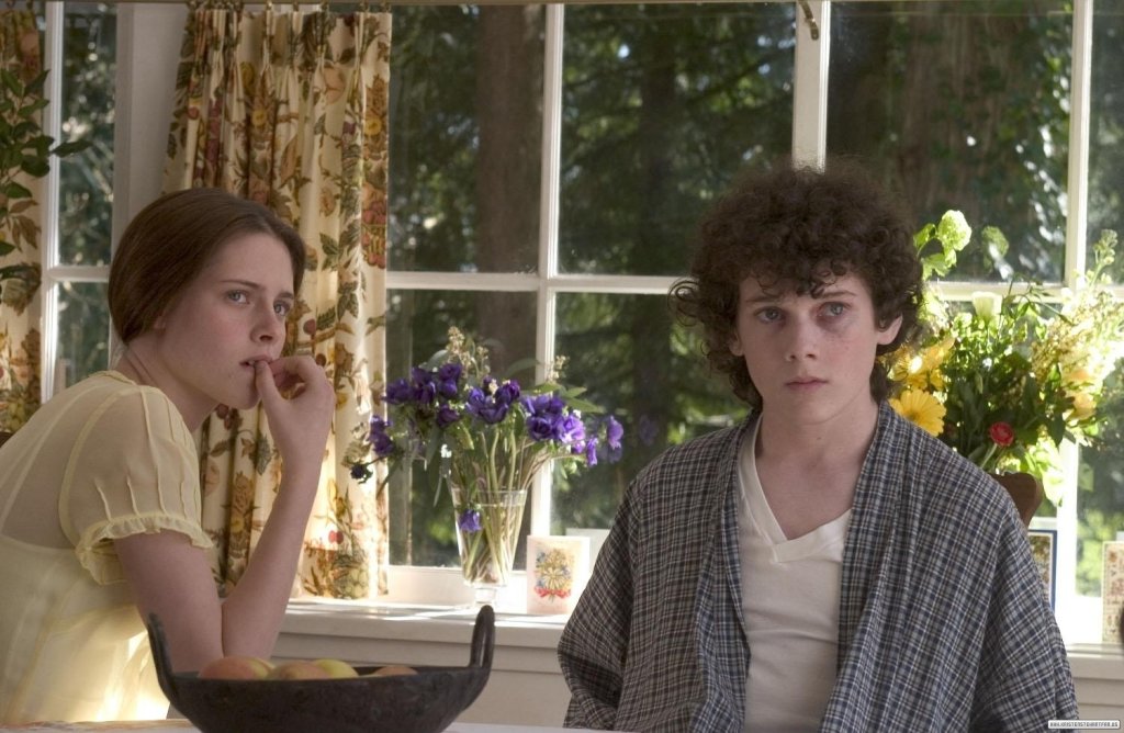 Само година след това играе приятелката на Антон Йелич в драмата Fierce People, където си партнира и с Даян Лейн, Доналд Съдърланд и Крис Евънс.