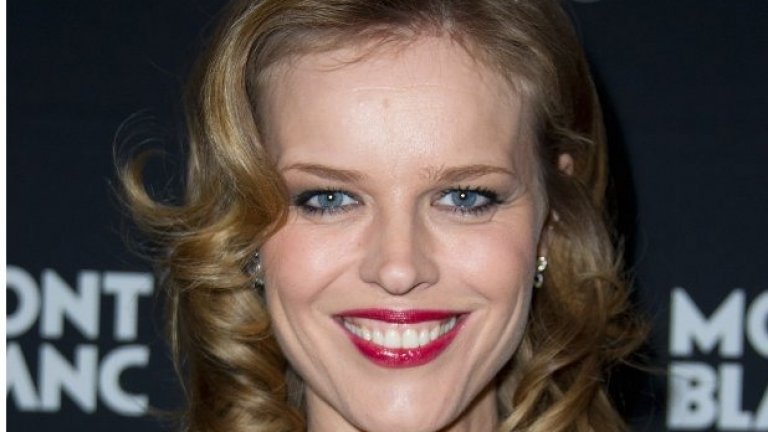 Въпреки че е универсална за хората по цял свят, може би все пак има известни културни различия, що се отнася до проявлението на усмивката
На снимката: Ева Херцигова