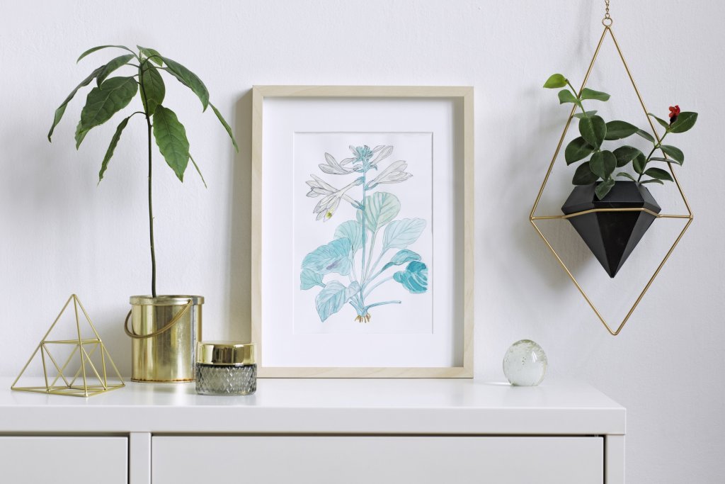 Сега е моментът да рамкиратеЗнаем, че отдавна има снимки/илюстрации/картини, които се каните да рамкирате и да сложите някъде. Сега вероятно е точният момент да им намерите място, което не е задължително на стената. Да отворите малко пространство на рафтовете си и да преаранжирате с тях библиотеката също е добра идея – помислете за нея.