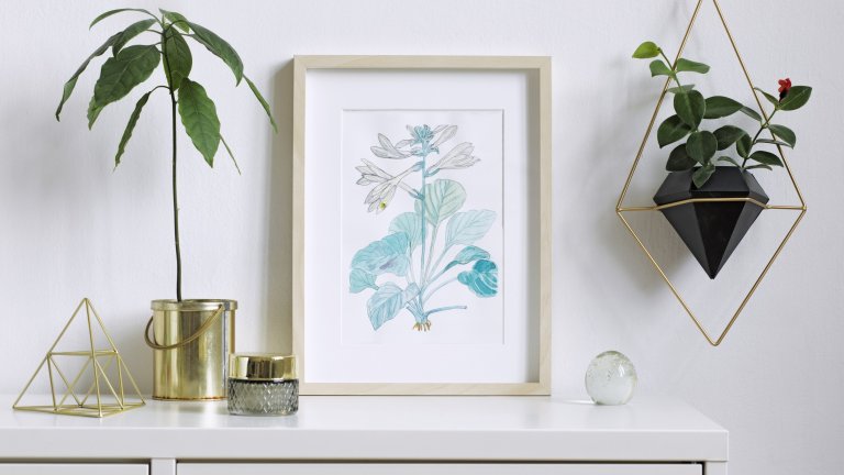 Сега е моментът да рамкиратеЗнаем, че отдавна има снимки/илюстрации/картини, които се каните да рамкирате и да сложите някъде. Сега вероятно е точният момент да им намерите място, което не е задължително на стената. Да отворите малко пространство на рафтовете си и да преаранжирате с тях библиотеката също е добра идея – помислете за нея.