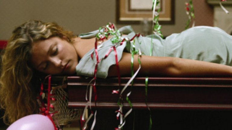 Теория 5: Ще взема да се снабдя с електролити чрез Gatorade (на български понякога се използва „Геторейд“ или „Гетърейд“) - негазирана спортна напитка, продавана от PepsiCo
Да, ама не. Подобни напитки са тъпкани със захар. Обикновената вода е далеч по-добър вариант, тъй като така избягвате поглъщането на повече въглехидрати. Чаша-две зелен чай също ще помогнат за възстановяването на организма ви, а и ще облекчат главоболието. Избягвайте пържените храни след тежка вечер. Яйца, пуйка, пиле, риба, ядки и листни зеленчуци са все добри идеи. Бульон, банани и кокосова вода също са сред нещата, които ще ви помогнат преди или след като махмурлукът почука на главата ви.