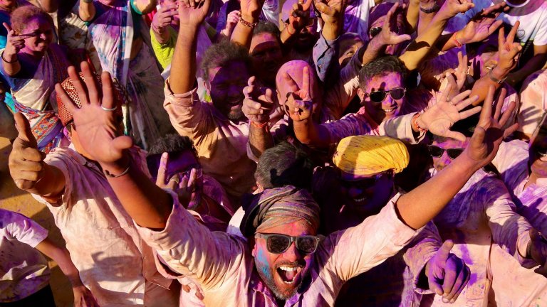 Индия празнува най-цветния си фестивал Холи (Снимки)