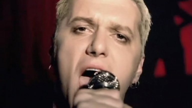 Chumbawamba - Tubthumping
Това култово парче, което никой не може да назове, на групата, чието име почти никой не може да произнесе. И после се чудим защо повече от тях нищо не сме чули... Макар че I get Knockdown (както е по-известна песента) се е сдобила с култова слава и един много добър кавър от Клуб НЛО.