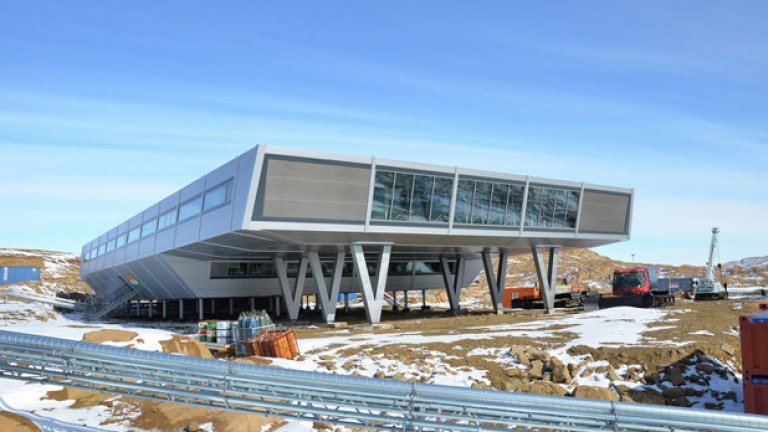 Индийската база Bharati Research Station, построена от германската компания Architekten/IMS