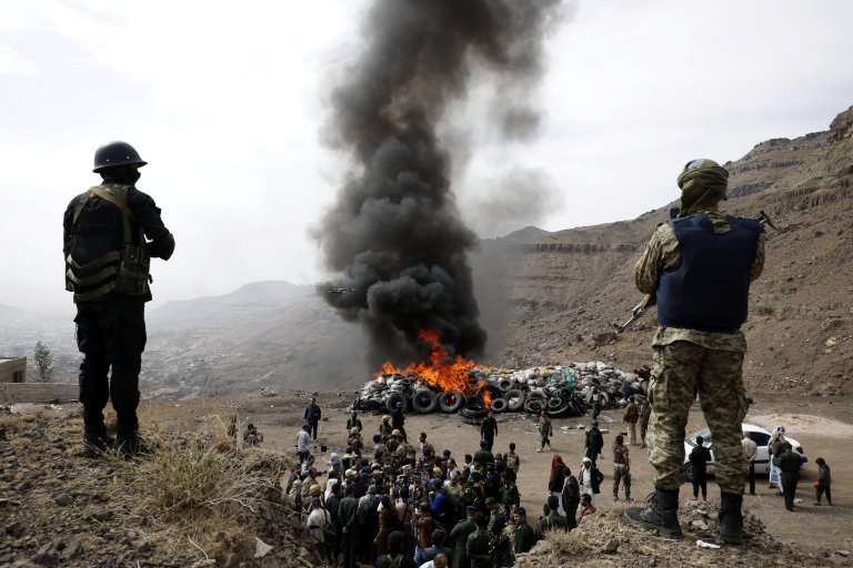 Войници в Йемен унищожават заловени пратки с каптагон.