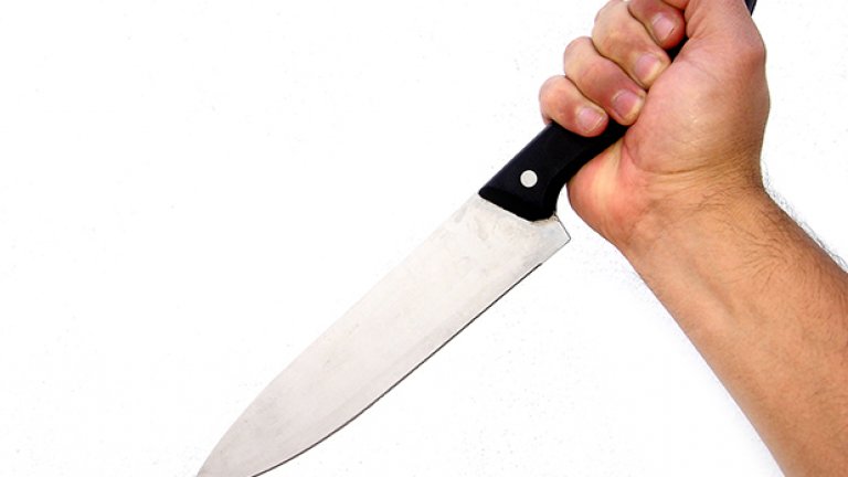 Пострадалата 27-годишна жена е в шокова зала, с множество наранявания по крайниците и цялото тяло