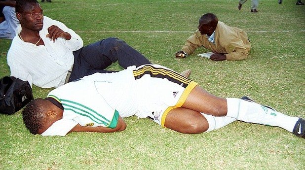 5. Зимбабве срещу ЮАР, юли 2000
Квалификацията за Мондиал 2002 между двете страни в Хараре завършва фатално за 13 души.

След като гостите отбелязват за 2:0, радостта на Делрън Бъкли предизвиква остро недоволство сред феновете на домакините. Те нахлуват на терена, като футболистите са вкарани в съблекалните. Образува се меле, което полицията решава да разпръсне със сълзотворен газ. В навалицата, 13 човека са стъпкани до смърт.