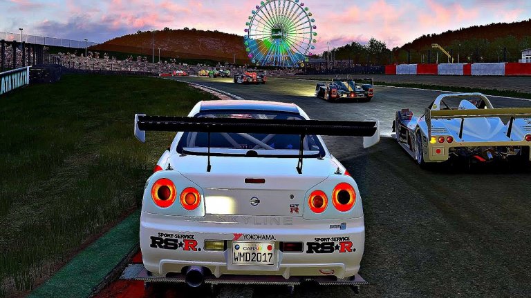 Project CARS 2 
Избор между 180 коли от най-реномираните световни марки е достатъчна причина тази игра да привлече вниманието ви. Имате възможността да се състезавате с някой винтидж булид, който през 60-те е летял по пистата на Льо Ман, но можете да изберете и някоя състезателна класика като Honda Civic. Оттам нататък избирате сред 140 писти в 60 различни локации и забавлението започва. 
Създателите на играта са се постарали всяка писта и дори всяка обиколка да се усещат уникални, а не да имате чувството, че обикаляте в затворен кръг. Може би най-забележителен в това заглавие е начинът, по който колите се държат на пистата – няма го онова “лагване“, при което колкото и упорито да натискате в една посока – автомобилът отива точно в противоположната. Да, в Project CARS 2 има място за грешки, но “шофирането“ е далеч по-приятно, отколкото в доста други конкуренти.