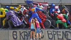 "Неизвестните вандали са нарисували само част от Паметника на Съветската армия в София, но са го направили с особен цинизъм", пише още руското издание