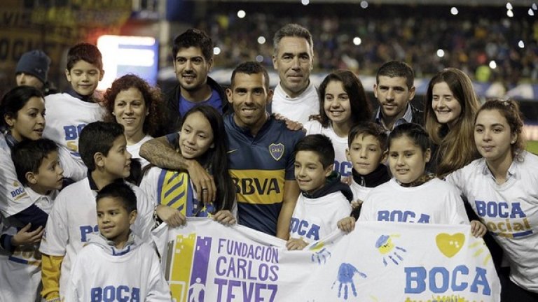 Карлос и някои от децата, за които се грижи фондацията му