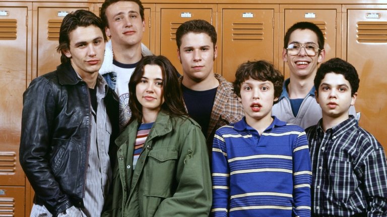 Freaks and Geeks (1999 - 2000) - 18 епизода
Страхотният разказ за група гимназиални аутсайдери, които живеят в предградие на Детройт в началото на 80-те е обречен изначално. NBC хвърля сериала в самоубийствен слот на събота вечер, където се изправя срещу тогава супер популярното шоу „Кой иска да стане милионер". Логично, рейтингите му са убийствено лоши.
Сериалът обаче си остава истинска телевизионна класика, смесвайки драма, комедия и достатъчно носталгия по 80-те. Критиката го харесва и той получава няколко номинации за „Еми", но това не е достатъчно за NBC.
Freaks and Geeks дава първите главни роли на Джеймс Франко, Сет Рожен и Джейсън Сигъл и поставя начало на кариерата на Джъд Апътоу, който по-късно ще продуцира доста от добрите комедии на последните години.