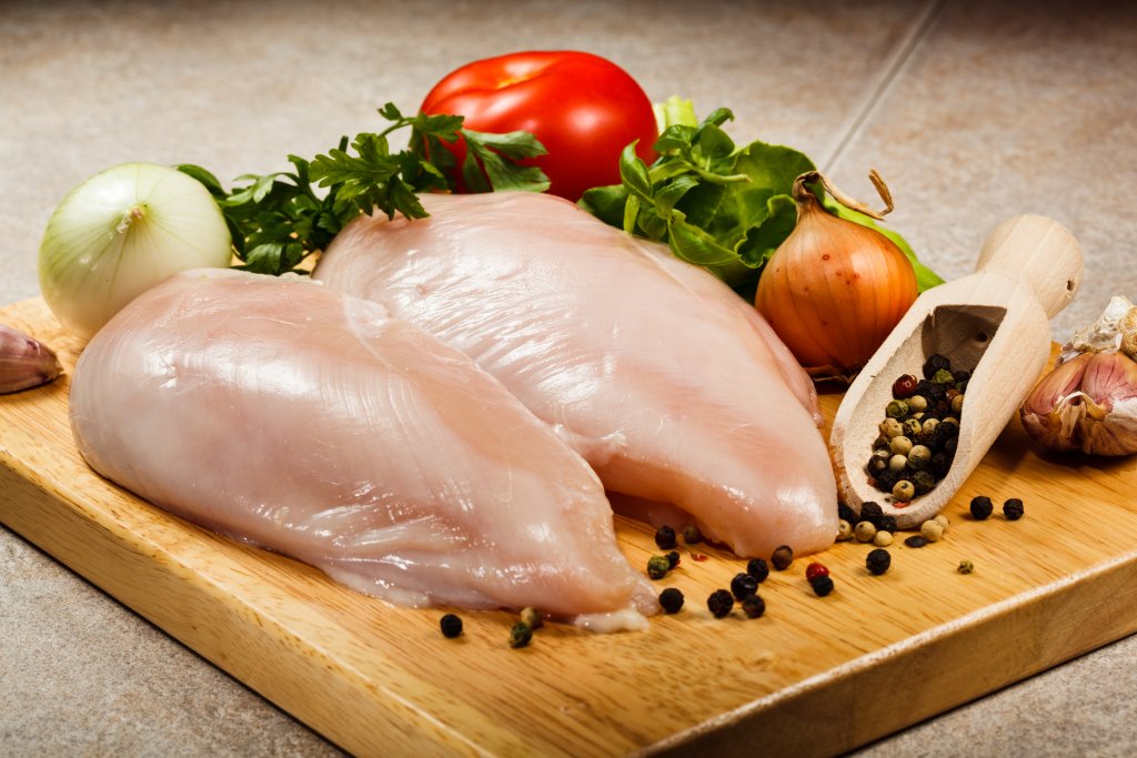 Пилешки гърди

Пилето е сред най-честите избори за бодибилдъри и културисти и това съвсем не е случайно. Те обаче предпочитат конкретно гърдите, тъй като са най-чисти от мазнини и с много високо съдържание на протеин в себе си.

Една порция печени пилешки гърди без кожа имат около 32% протеин за по-малко от 150 калории. В добавка там могат да се намерят още големи количества витамини Б6 и B12. Единственият му проблем е, че може да бъде сухо и безвкусно, ако не бъде приготвено хубаво.