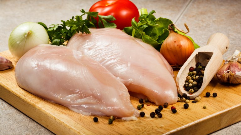 Пилешки гърди

Пилето е сред най-честите избори за бодибилдъри и културисти и това съвсем не е случайно. Те обаче предпочитат конкретно гърдите, тъй като са най-чисти от мазнини и с много високо съдържание на протеин в себе си.

Една порция печени пилешки гърди без кожа имат около 32% протеин за по-малко от 150 калории. В добавка там могат да се намерят още големи количества витамини Б6 и B12. Единственият му проблем е, че може да бъде сухо и безвкусно, ако не бъде приготвено хубаво.
