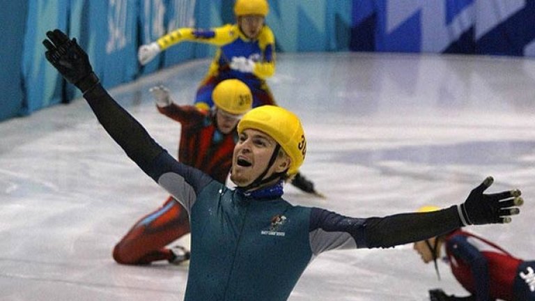 Стивън Бредбъри. Като момче случайно гледа по телевизията състезание по бързо пързаляне с кънки и е поразен от изяществото и мощта на холандските шампиони. Така австралийчето заживява със своя собствена мечта. Съветват го да се насочи към шорттрека. Следват провал след провал, контузия след контузия. Отчаяният Стивън вече се е захванал с производство на екипировка, когато решава да участва на още една олимпиада. В Солт Лейк Сити през 2002 г. става първият австралиец със златен медал от зимни игри. Във финала се движи последен, но всичките му съперници се сблъскват и отпадат.